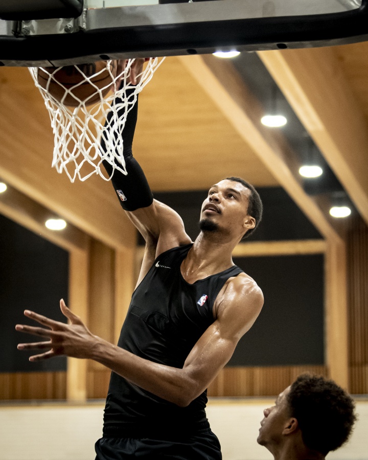 澳门金沙娱乐城官网-保留武僧造型最强形态？文班回马刺训练备战新赛季！